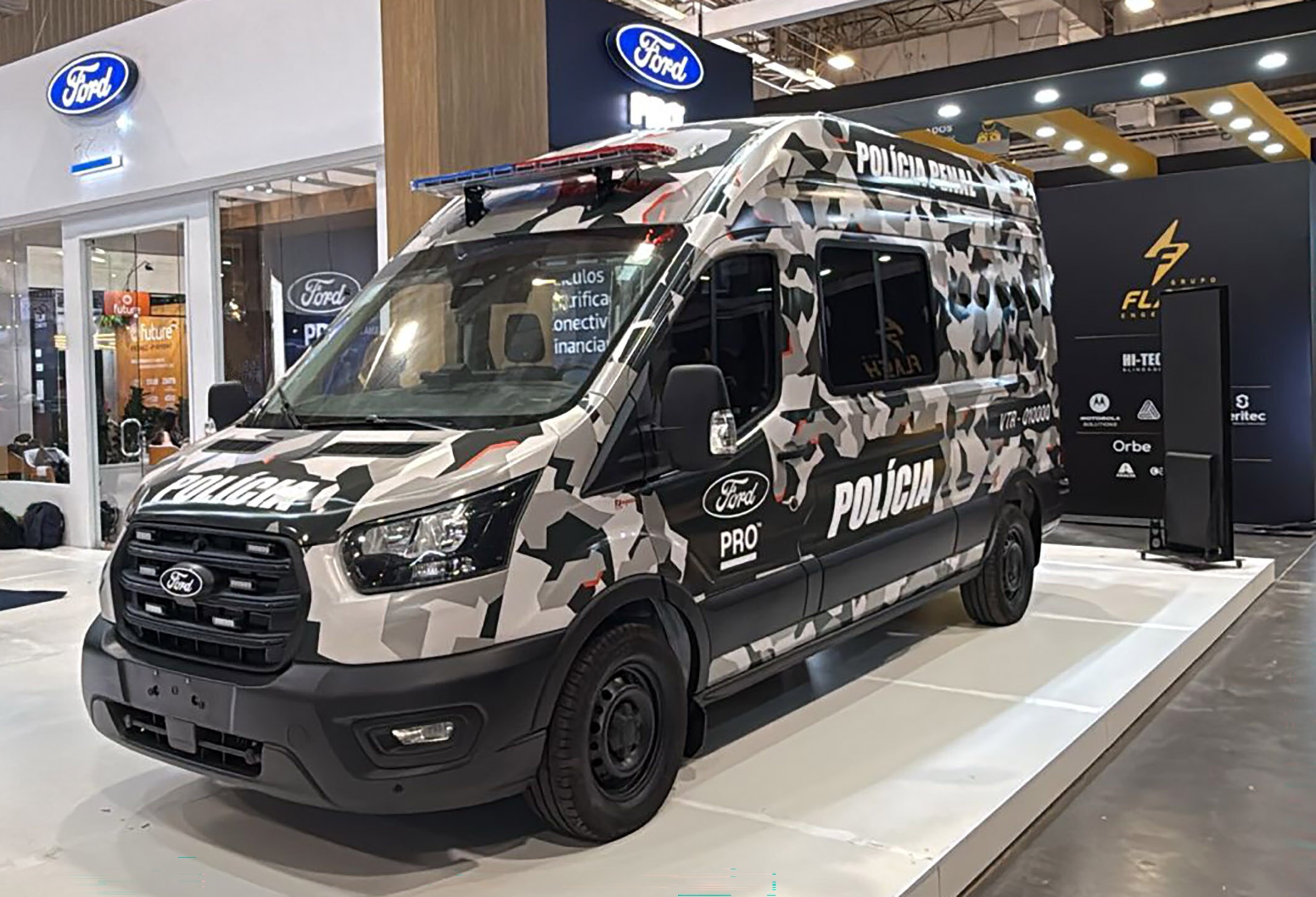 Transit modificada para polícia na LAAD 2026